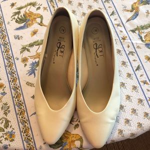 Comfortable heels in white